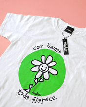 Cargar imagen en el visor de la galería, PLAYERA TODO FLORECE