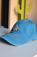 Cargar imagen en el visor de la galería, GORRA FLORECILLA FELIZ

