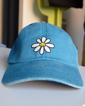 Cargar imagen en el visor de la galería, GORRA FLORECILLA FELIZ
