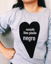 Cargar imagen en el visor de la galería, SUDADERA CORAZÓN BIEN PINCHE NEGRO
