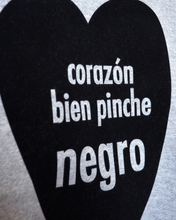 Cargar imagen en el visor de la galería, SUDADERA CORAZÓN BIEN PINCHE NEGRO
