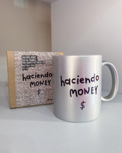 Cargar imagen en el visor de la galería, TAZA HACIENDO MONEY PLATA

