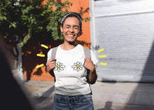 Cargar imagen en el visor de la galería, PLAYERA FLORECILLAS FELICES
